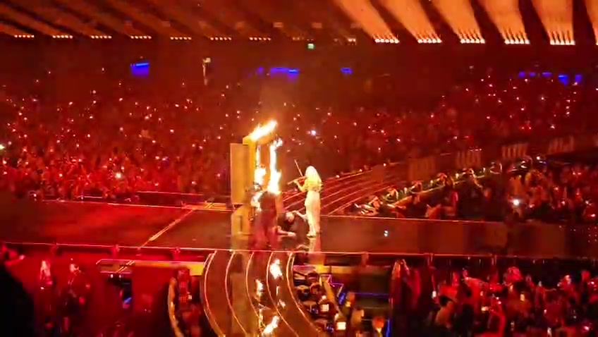 Standbild aus einem Auftritt beim Eurovision Song Contest 2026 in Wien – Bild 2