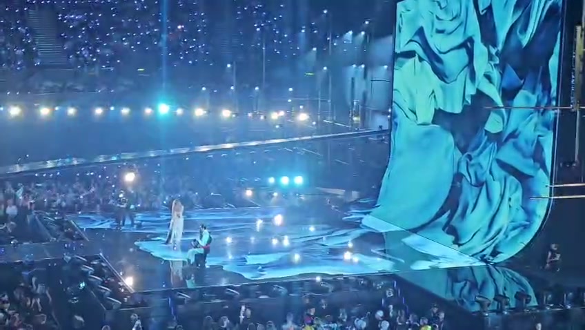 Standbild aus einem Auftritt beim Eurovision Song Contest 2026 in Wien – Bild 7