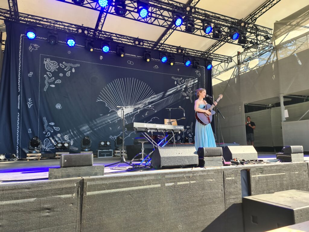 Marianne Beaulieu als Vorgruppe von José González beim Poolbar-Festival in Feldkirch, 11. Juli 2026 – Konzertfoto 1