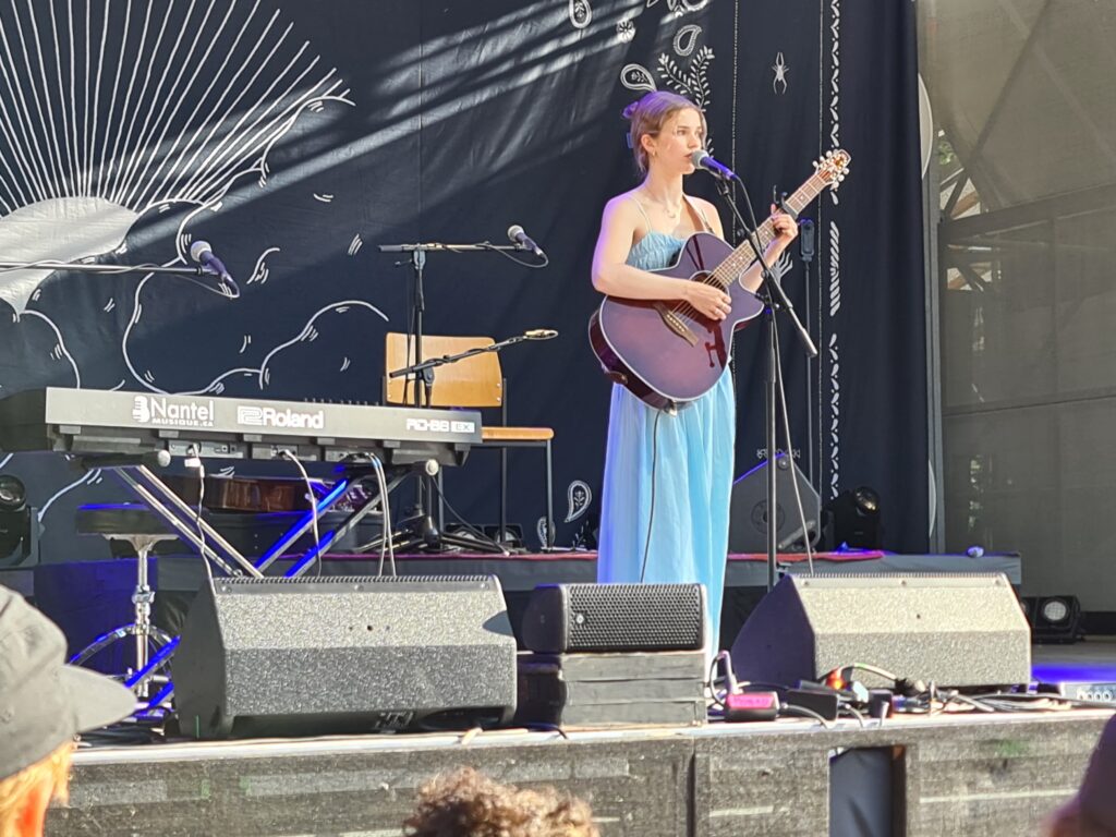 Marianne Beaulieu als Vorgruppe von José González beim Poolbar-Festival in Feldkirch, 11. Juli 2026 – Konzertfoto 2