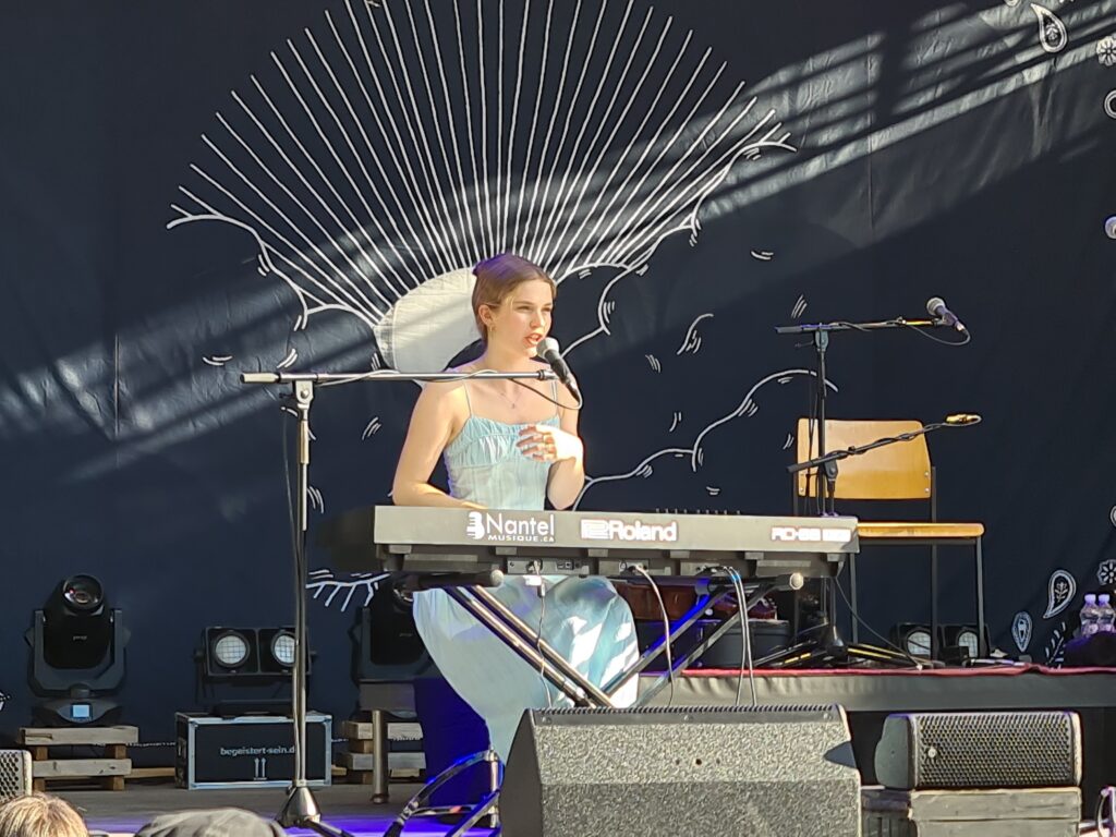 Marianne Beaulieu als Vorgruppe von José González beim Poolbar-Festival in Feldkirch, 11. Juli 2026 – Konzertfoto 3