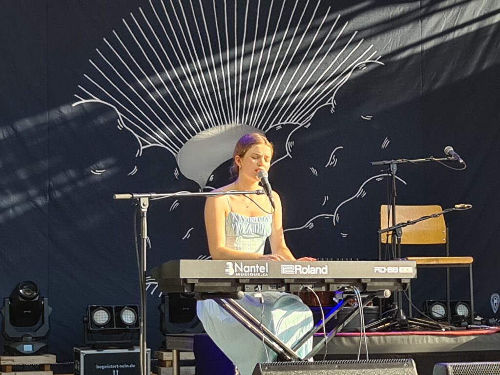 Marianne Beaulieu als Vorgruppe von José González beim Poolbar-Festival in Feldkirch, 11. Juli 2026 – Konzertfoto 5