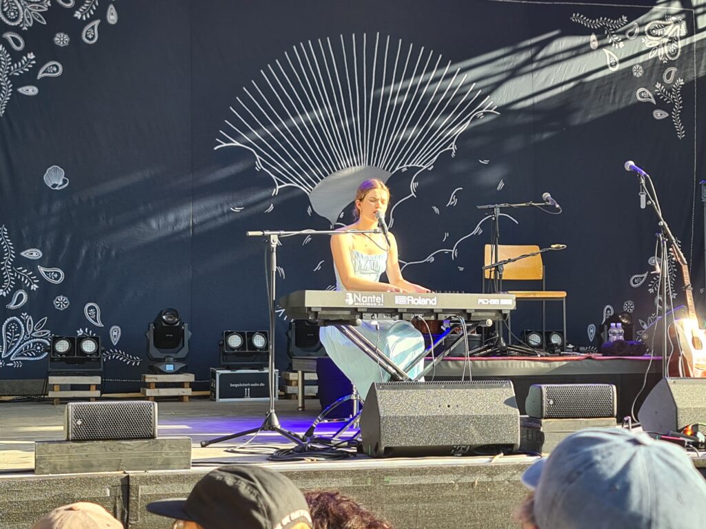 Marianne Beaulieu als Vorgruppe von José González beim Poolbar-Festival in Feldkirch, 11. Juli 2026 – Konzertfoto 7
