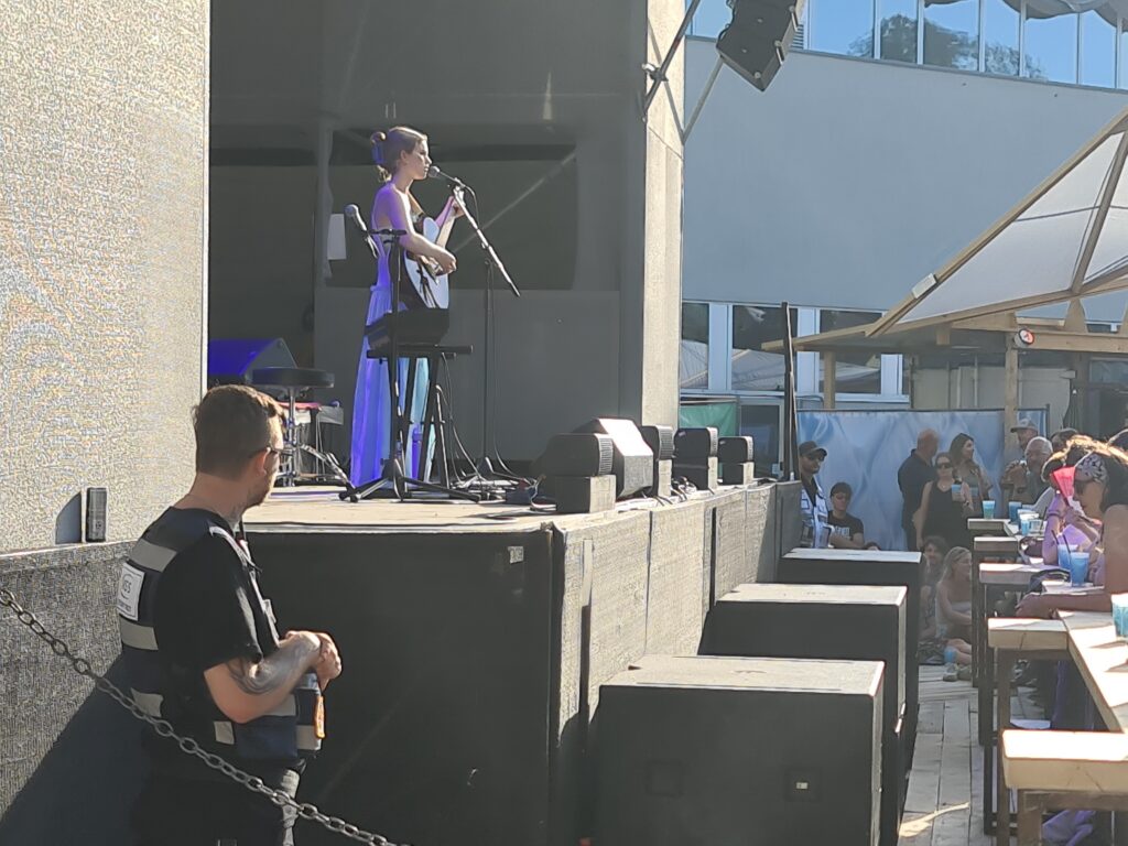 Marianne Beaulieu als Vorgruppe von José González beim Poolbar-Festival in Feldkirch, 11. Juli 2026 – Konzertfoto 4