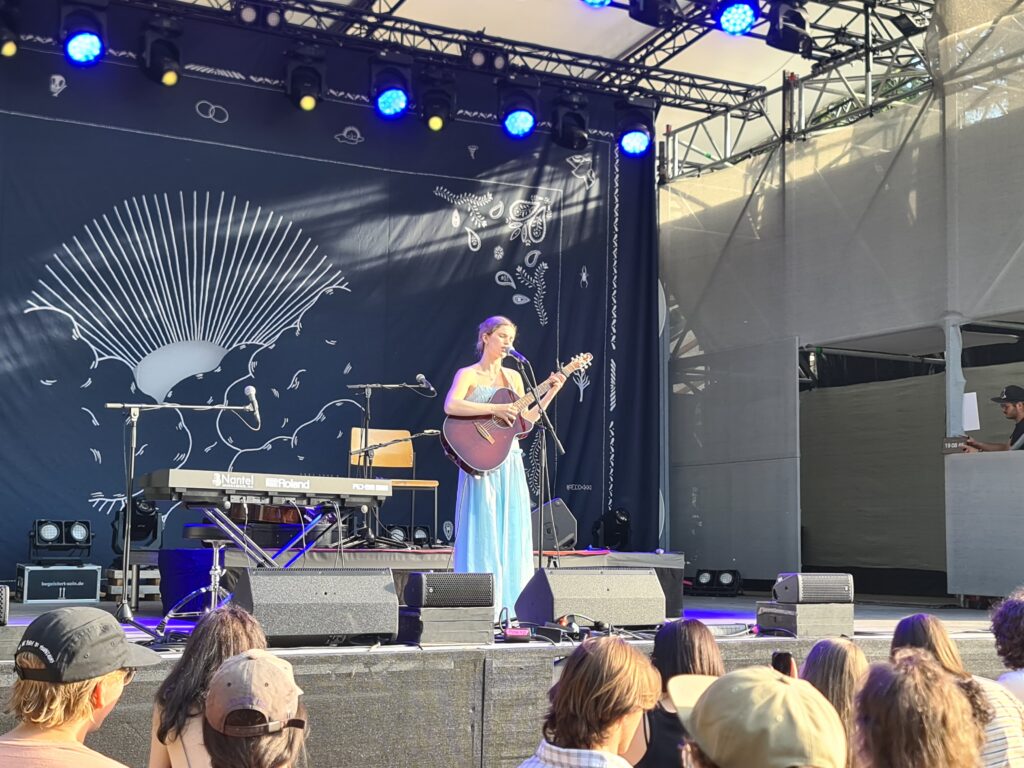 Marianne Beaulieu als Vorgruppe von José González beim Poolbar-Festival in Feldkirch, 11. Juli 2026 – Konzertfoto 6