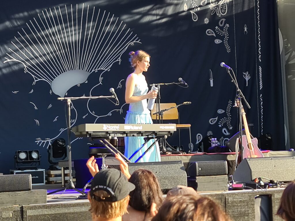 Marianne Beaulieu als Vorgruppe von José González beim Poolbar-Festival in Feldkirch, 11. Juli 2026 – Konzertfoto 8