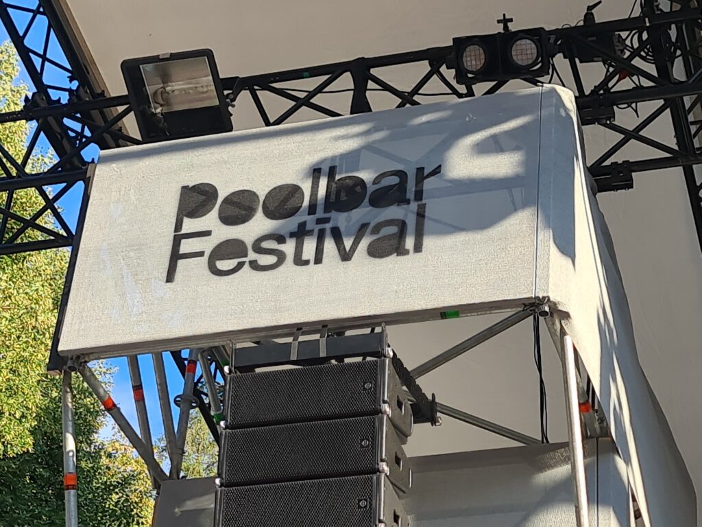 Poolbar-Festival im Alten Hallenbad Feldkirch – Blick auf Bühne und Publikum vor dem Konzert