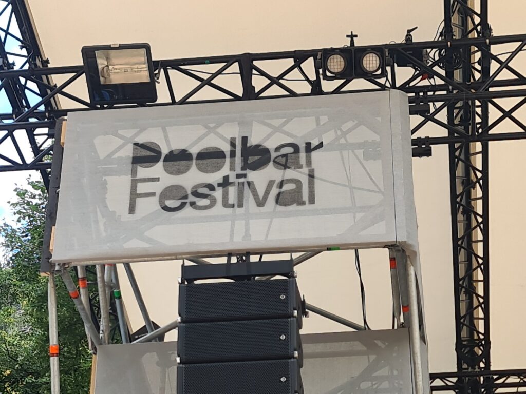 Poolbar-Festival im Alten Hallenbad Feldkirch – Blick auf Bühne und Publikum vor dem Konzert