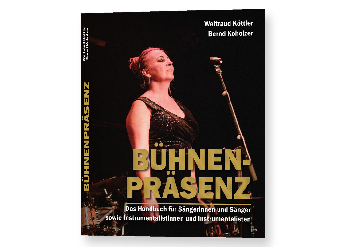 Cover des Buchs „Bühnenpräsenz“ – eine Sängerin am Mikrofon